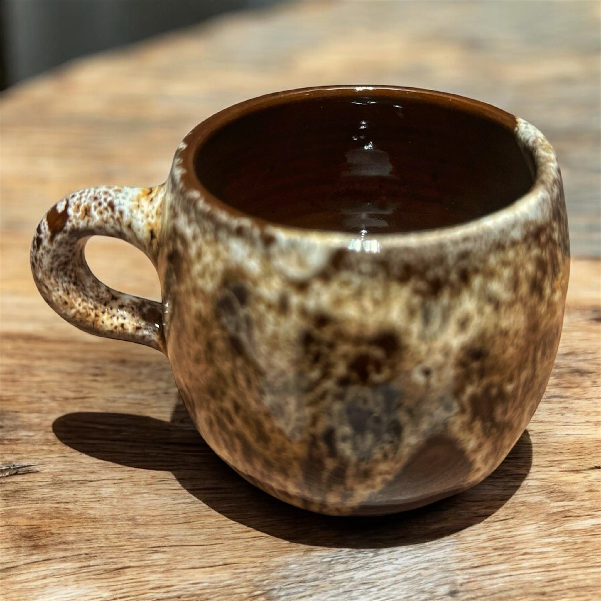 أكواب قهوة سيراميك مصنوعة يدوياً - طلاء بني ترابي (مجموعة من قطعتين)