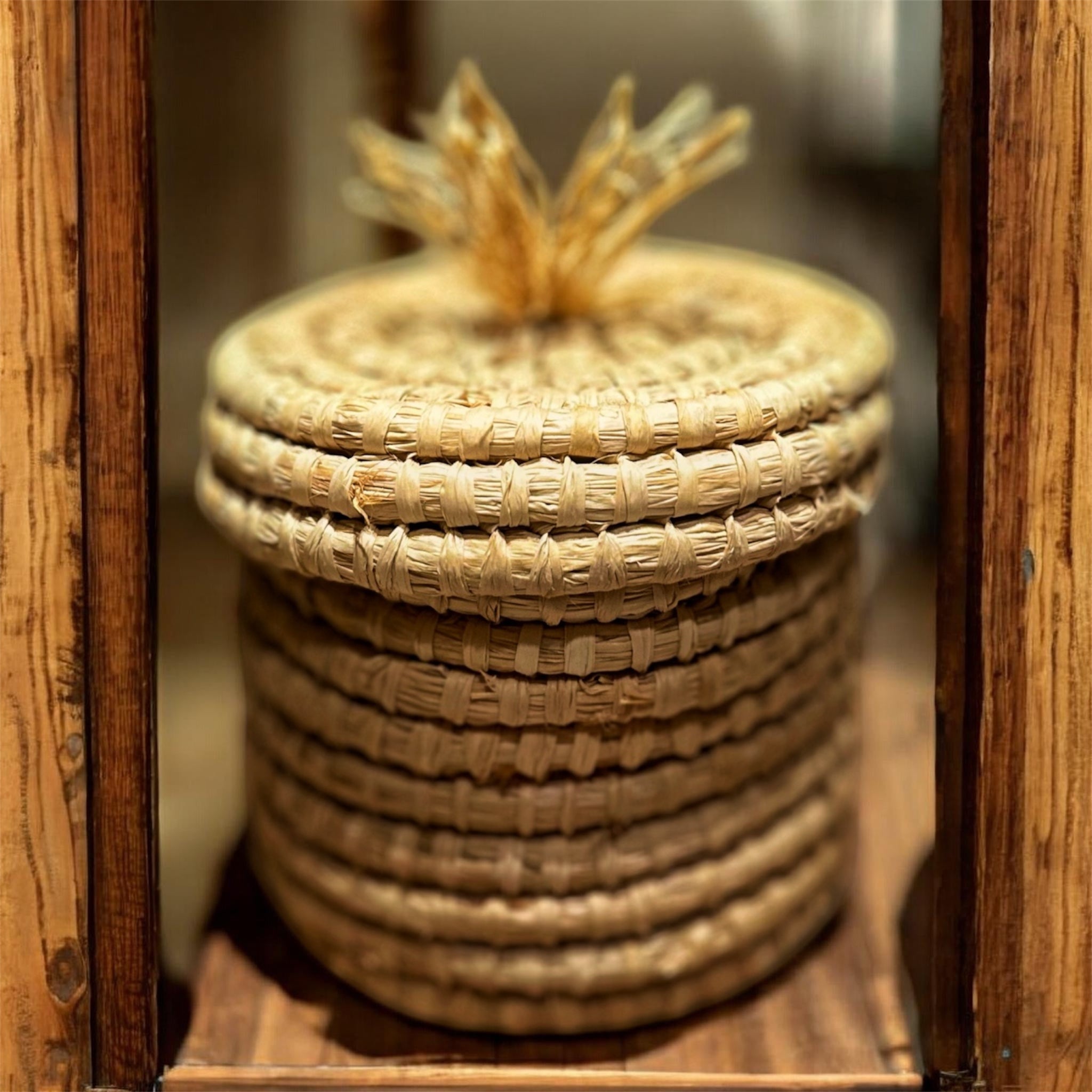 سلة تخزين طبيعية منسوجة يدوياً مع غطاء