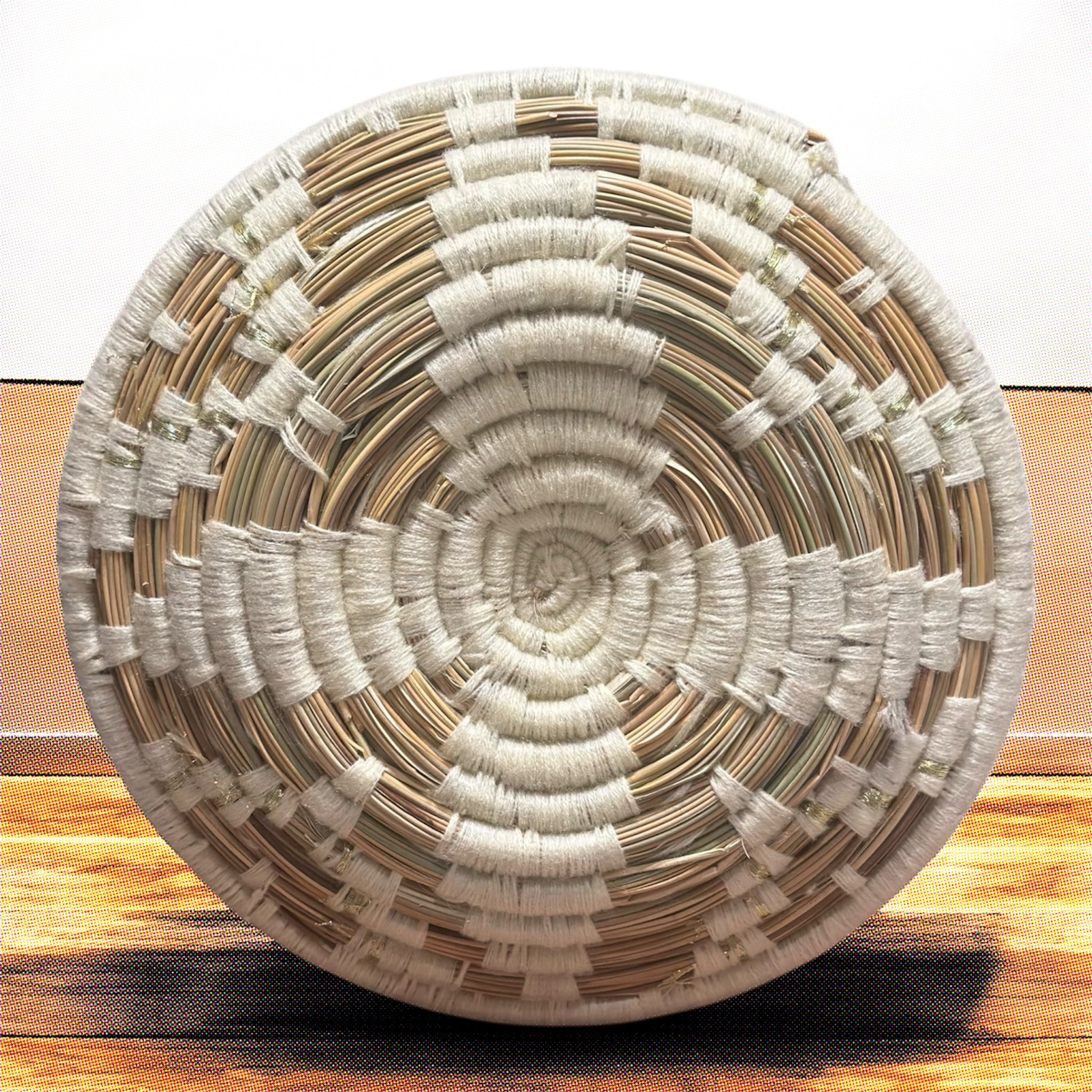 سلة طبيعية منسوجة يدوياً – تصميم حرفي خالد