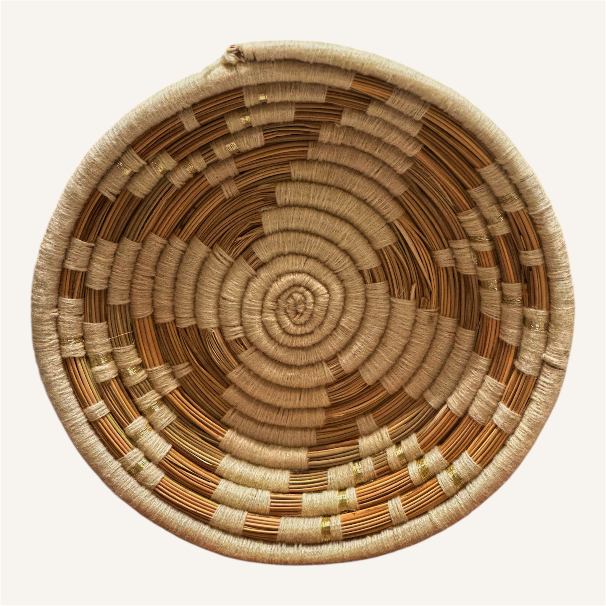 سلة طبيعية منسوجة يدوياً – تصميم حرفي خالد